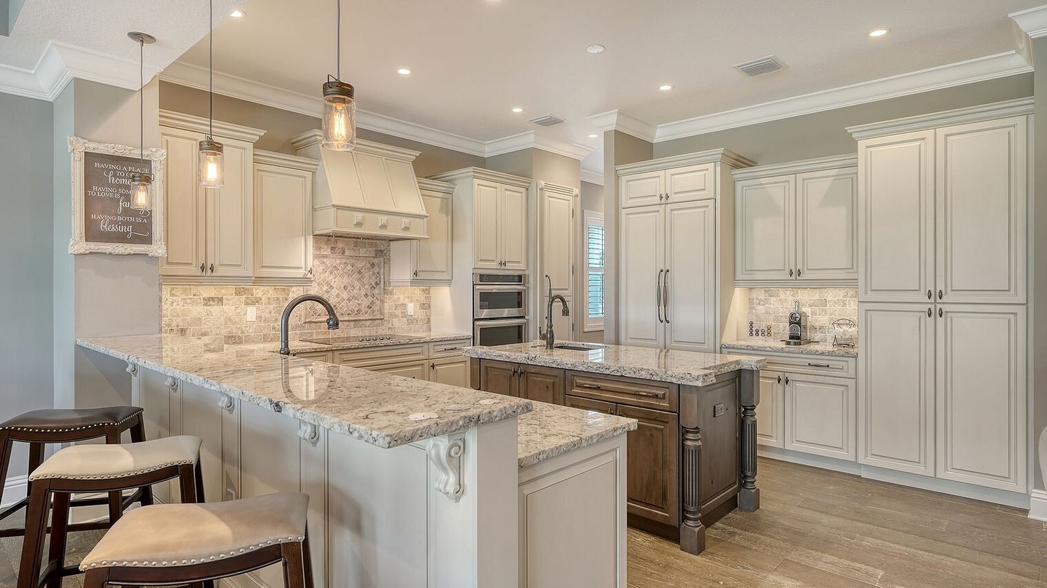 Building Photo - 7760 Holiday Dr