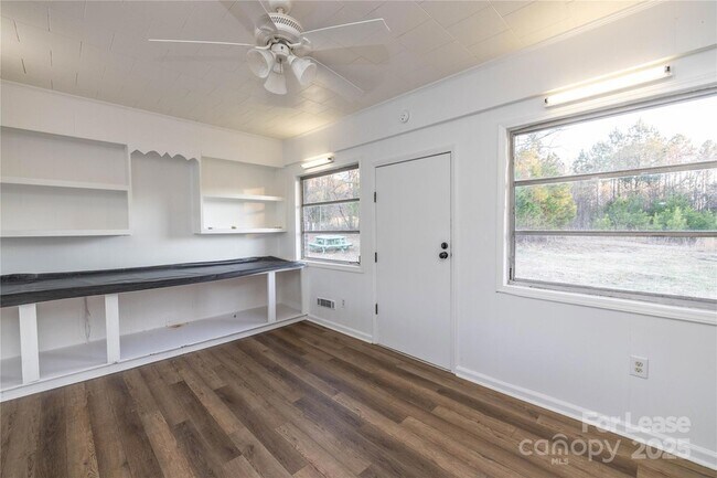 Building Photo - 44261 US-52