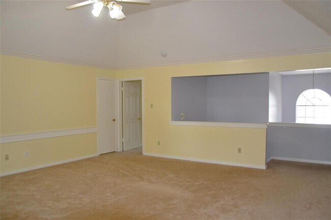Building Photo - 15127 Greenleaf Ln