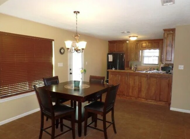 Building Photo - Charming 3BR Home with Open Floor Plan, Screened Porch & Covered Front Porch in Lakeland
