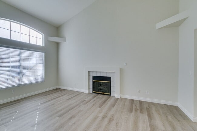 Building Photo - North Summerlin Townhouse with attached garage - 2 master suites