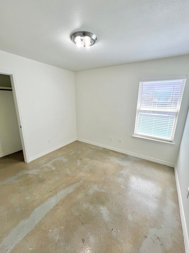 Building Photo - Cute Duplex On Amelia Earhart!