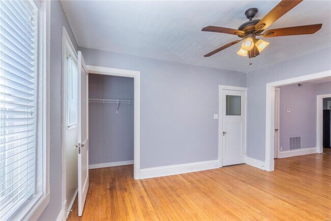 Building Photo - Lindenwood Ave 4919-4921