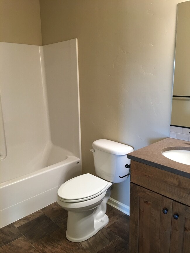 Building Photo - Gorgeous Newer Townhouse in NE Bend