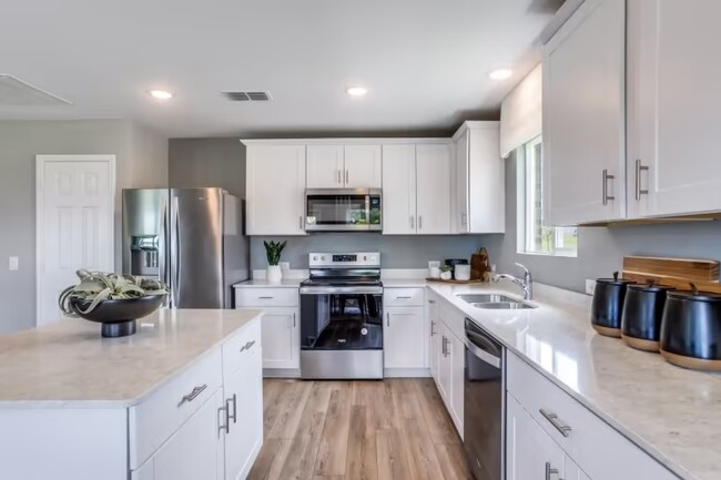 Building Photo - 613 Grenada Lk Dr