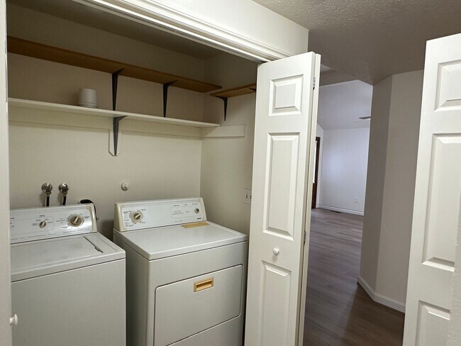 Building Photo - Large 3 Bed, 2 Bath Home!