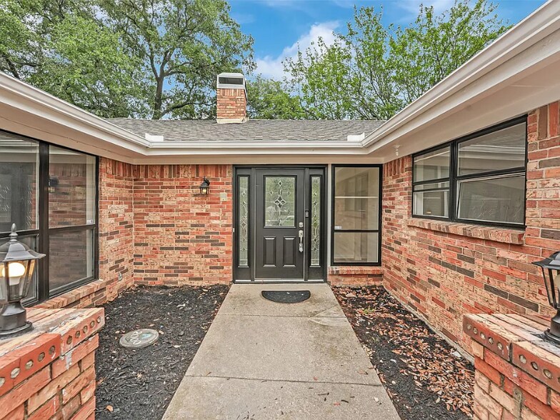 Building Photo - 4032 Aragon Dr