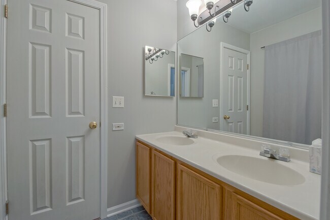 Building Photo - 1431 W Split Oak Cir