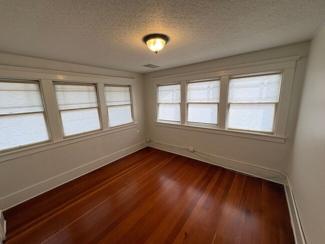 Building Photo - Classic vintage home walking distance to downtown Visalia!