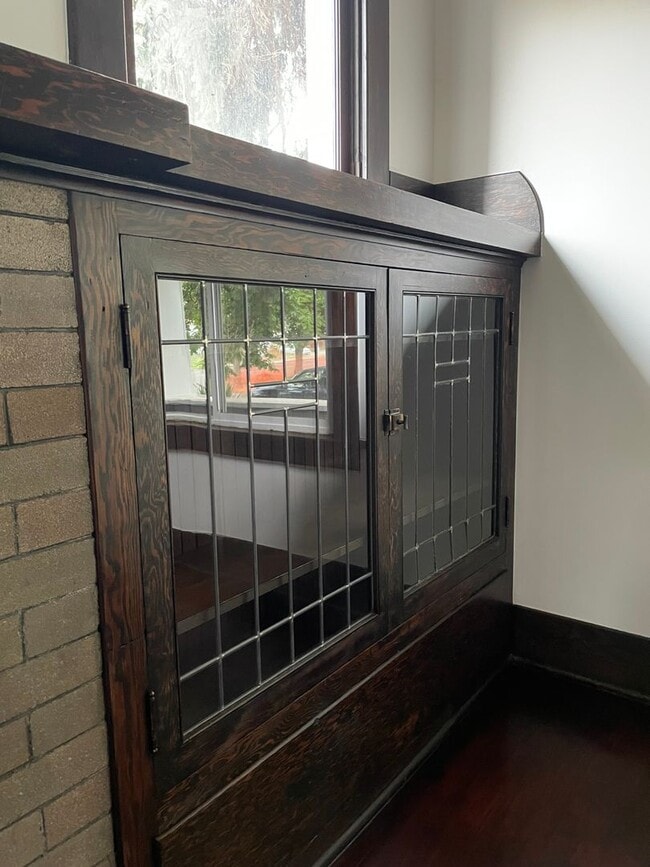 Building Photo - 4 Bedroom Home