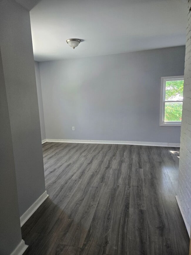 Building Photo - Beautiful reconstructed 4 bedroom