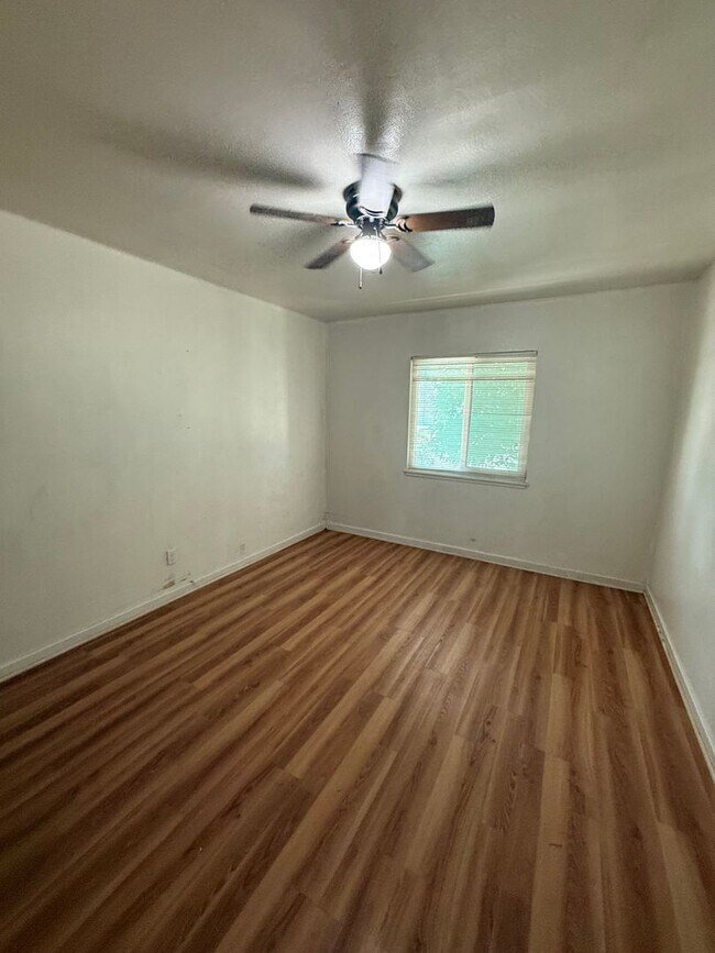 Building Photo - updated 2 bedroom duplex