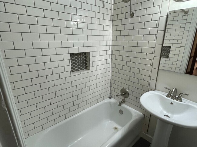 Building Photo - Vintage Eastlake Condo