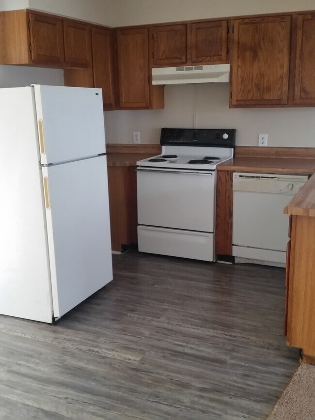 Building Photo - 2 bed 2 bath with washer/dryer connections