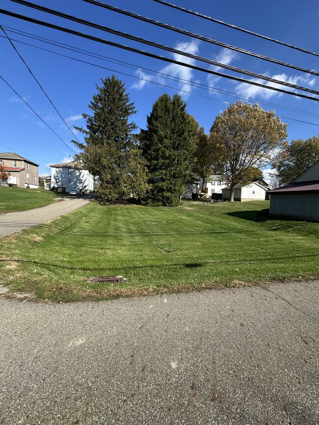 Building Photo - 962 W Main St