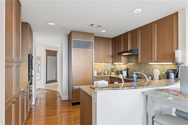 Building Photo - 700 Park Regency Pl NE