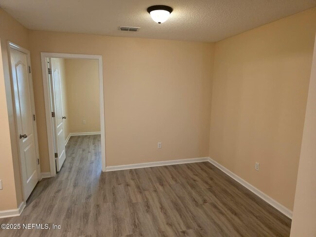 Building Photo - 498 Walnut Dr