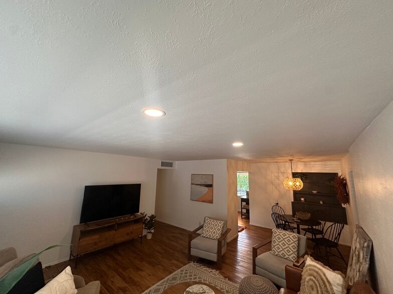 Building Photo - 8143 E Whitton Ave