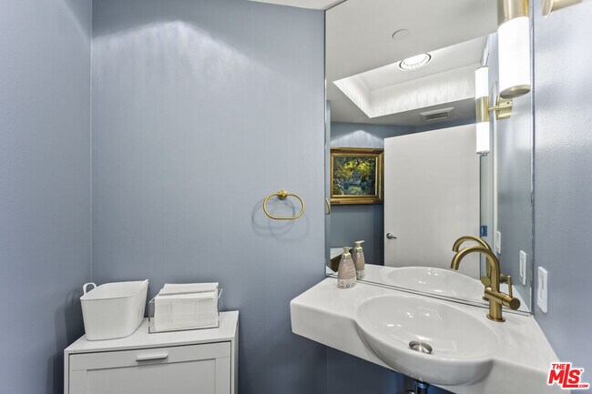 Building Photo - 13600 Marina Pointe Dr