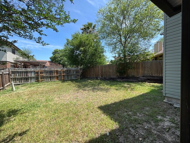 Building Photo - Updated Single Family Home with community ...
