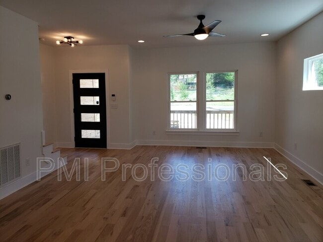 Building Photo - 215 Eisenhower Dr