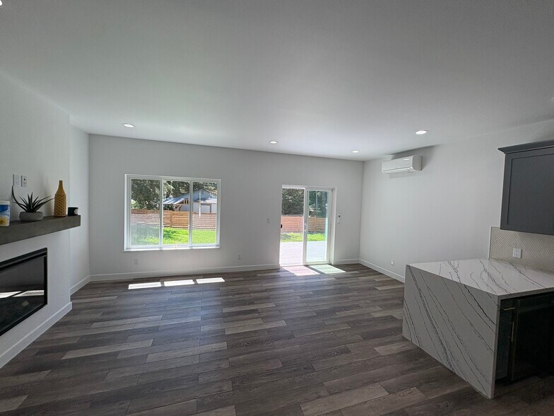 Building Photo - 3019 Hemlock Way
