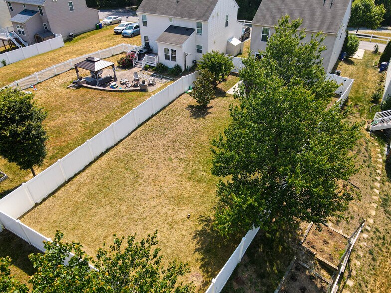 Building Photo - 7044 Lennox Ave