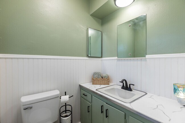 Building Photo - 633 S La Salle Dr
