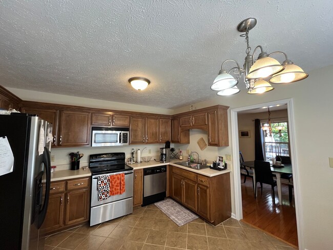 Building Photo - Charming 3-Bedroom Ranch in Prime Central ...