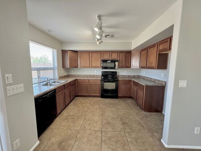 Building Photo - Stunning 4Bedrooms/2.5 Bath Home!