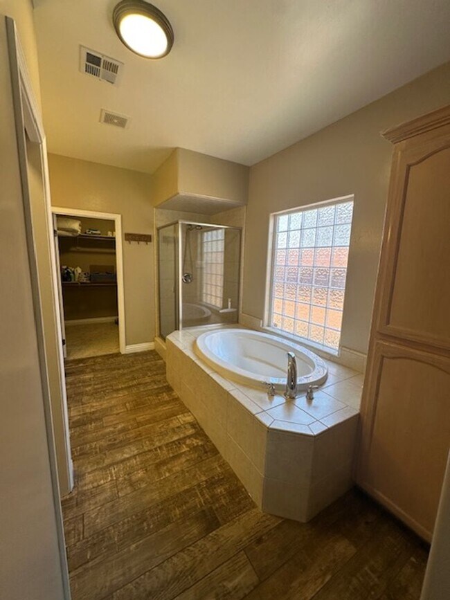 Building Photo - Single Family home in West Bakersfield
