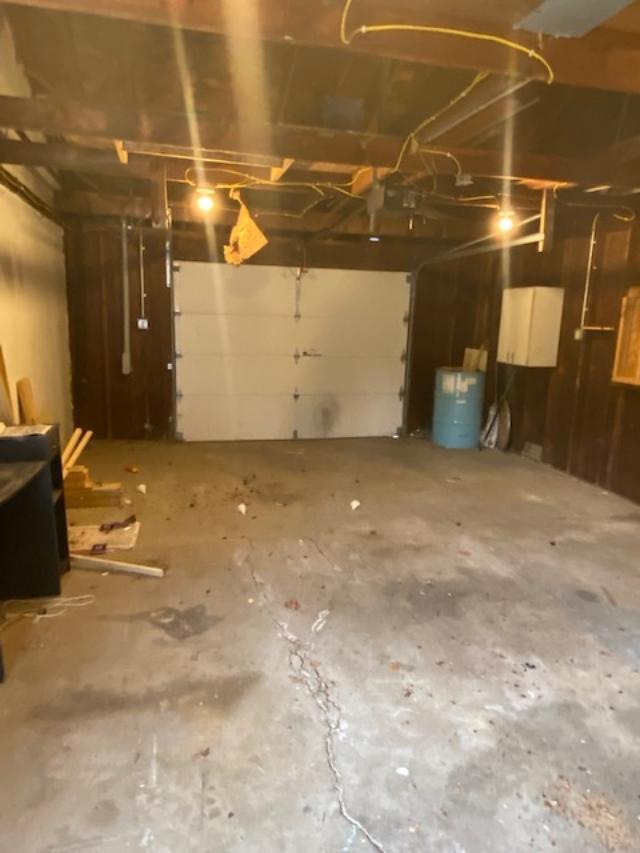 Building Photo - Quiet Neighborhood 3 Bedroom Home with Garage