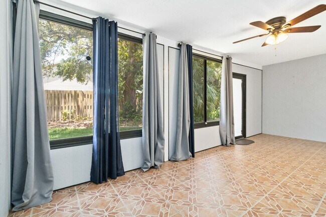 Building Photo - Beautiful Modern 2/1 Townhome in St. Cloud's Pine Lake Villas