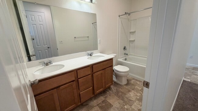 Building Photo - 5 Bed/ 2 Bath AVAILABLE NOW!