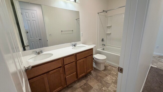 Building Photo - Luxurious upgraded 5BR 2 bath new home - premium lot.