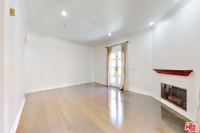 Building Photo - 353 S Reeves Dr