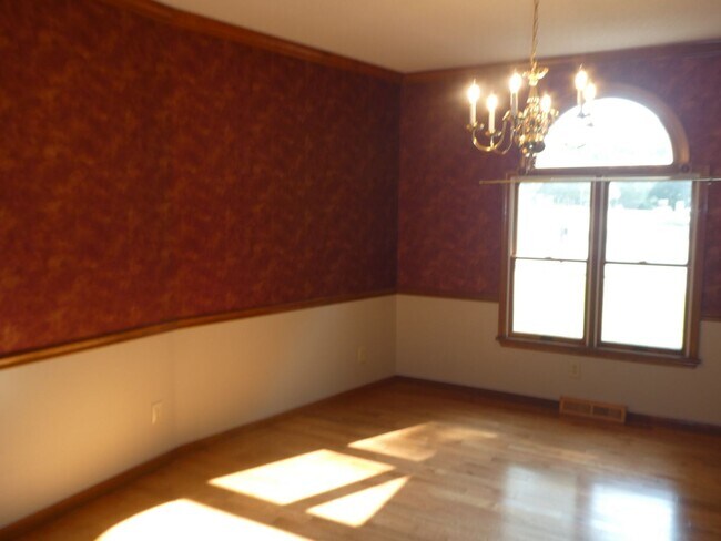 Building Photo - Beautiful home off Chapel Hill Rd