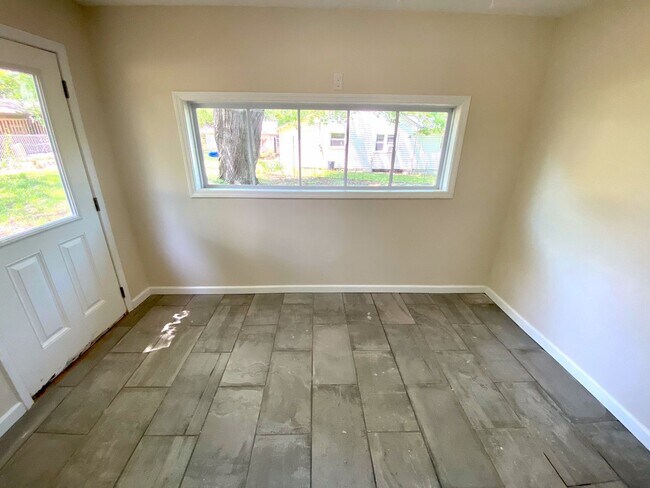 Building Photo - 3 Bedroom Home in Seneca, SC