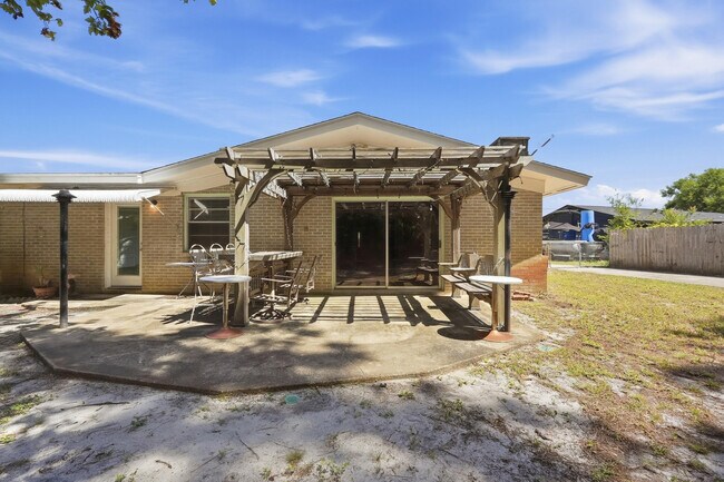 Building Photo - 338 Coral Dr SW