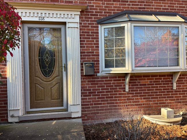 Building Photo - 558 Green Bay Rd