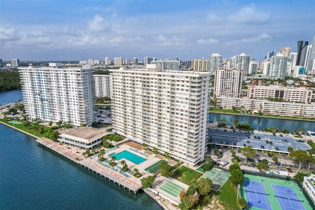 Building Photo - 300 Bayview Dr