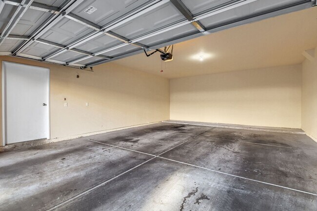 Building Photo - Stylish 2 Bedroom Condo With Community Amenities!