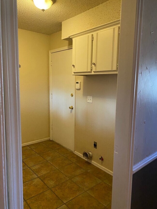 Building Photo - 2312 Shadowlake Dr