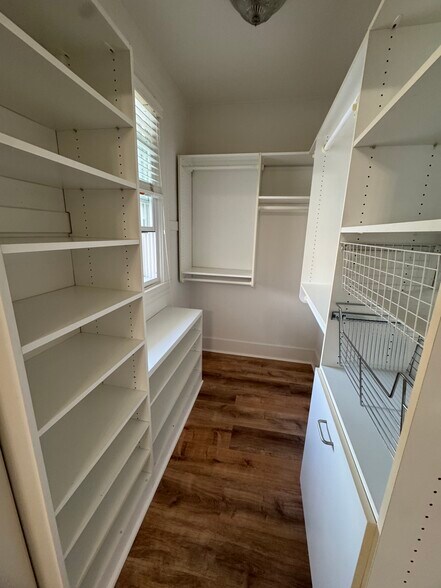 Building Photo - 2329 Curlew St