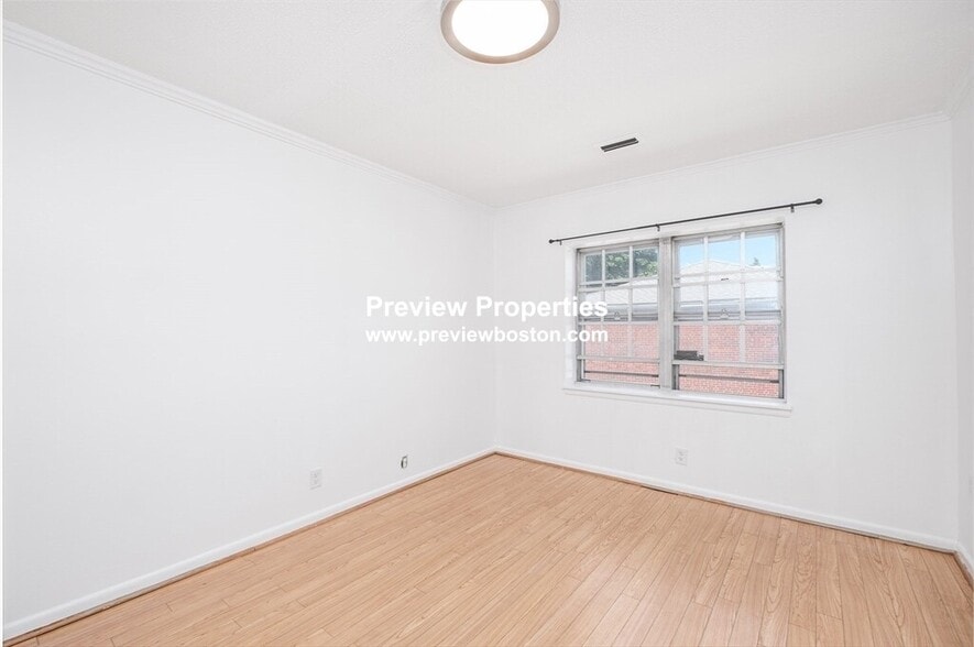 Building Photo - 248 Kelton St