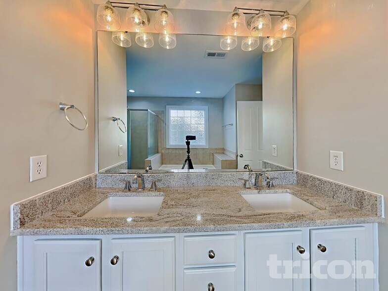 Building Photo - 150 E Morehouse Ave