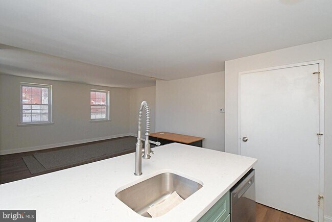 Building Photo - 1554 N Lawrence St