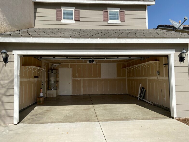 2 car garage - 11018 Sonoma Creek Ct