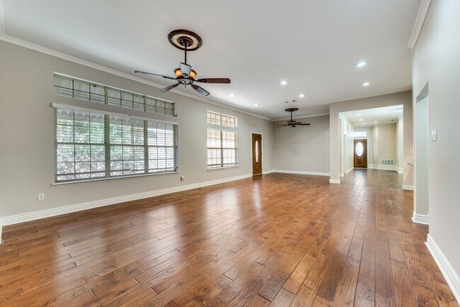 Building Photo - Absolutely Stunning!