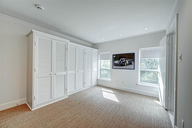 Building Photo - 8986 Chatsworth Dr